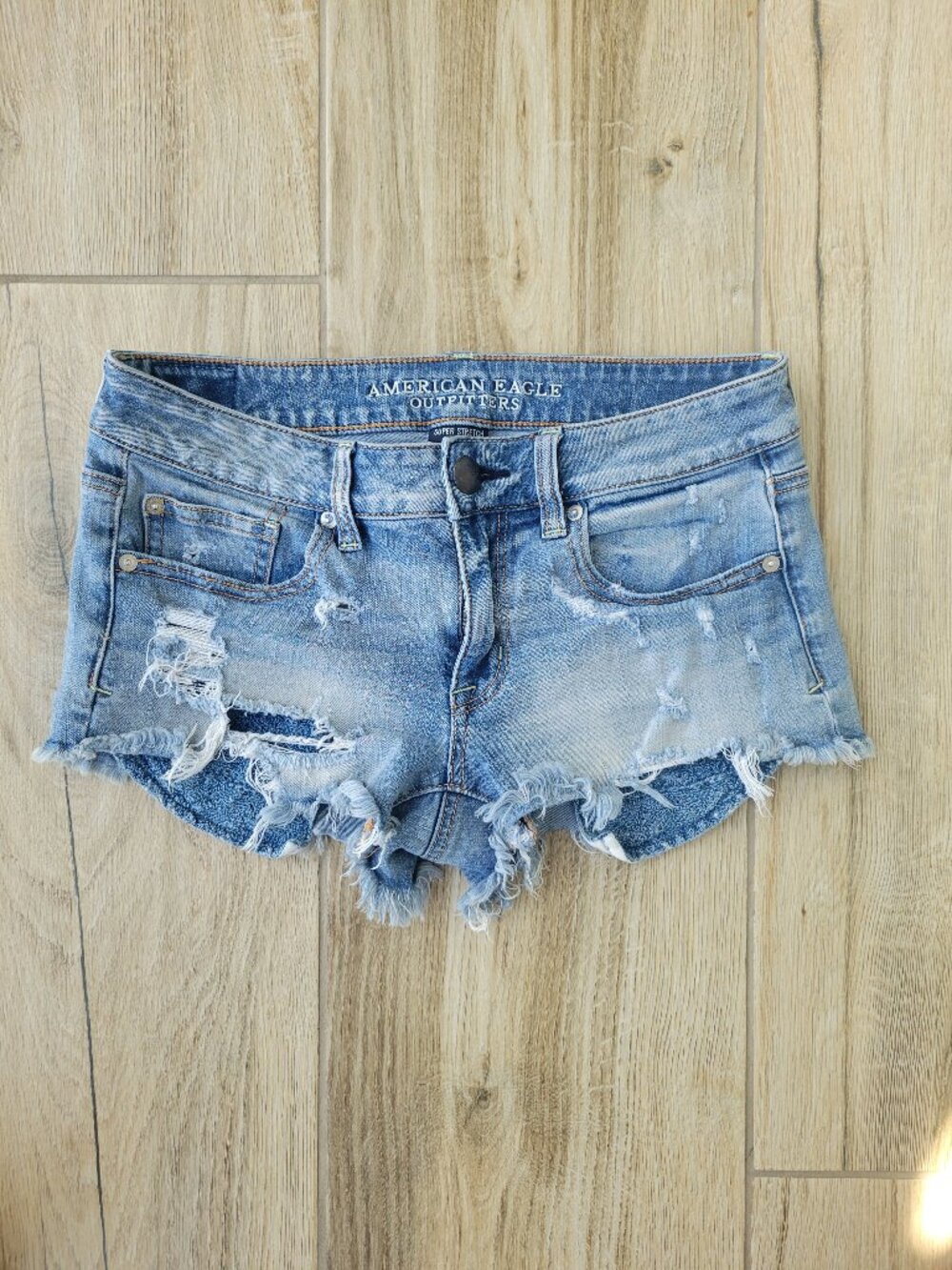 American Eagle Light Wash Distressed Cutoff Denim Shorts – Size 6